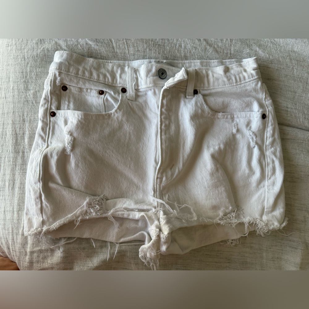 Abercrombie & Fitch White Distressed Women Shorts